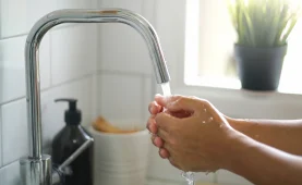 Detalle de unas manos en un grifo