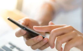 Manos usando un teléfono móbil