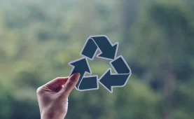 Mano con el icono de reciclaje
