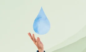 Mano debajo de un dibujo de una gota