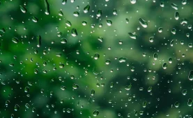 Detalle de unas gotas en un cristal