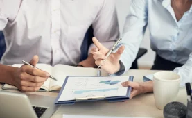 Personas mirando un análisis en los papeles